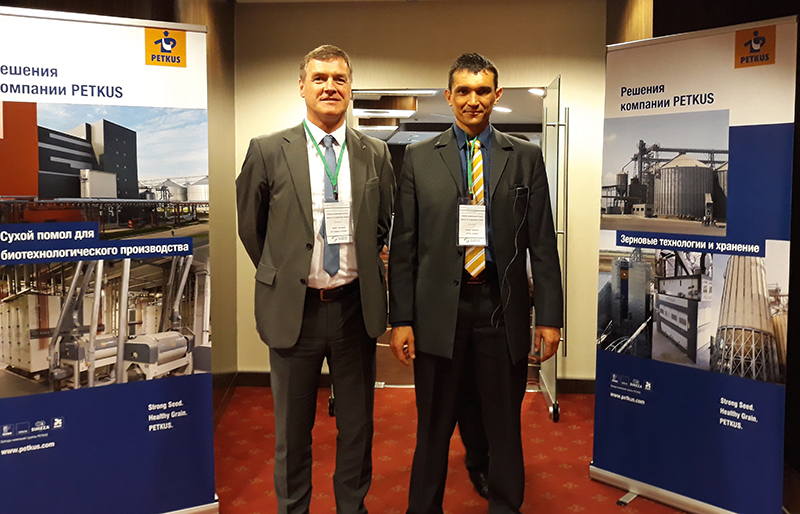 На фото: директор компании MMW д-р Томас Штрандт (слева) и менеджер по продажам компании PETKUS по Сибирскому региону Артем Акимов.